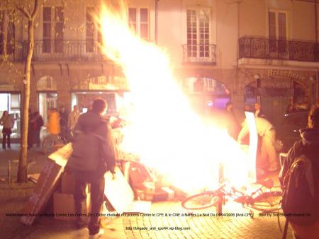 Manifestation Suivi De Heurts Contre Les Forces De L'Ordre étudiant et Lyceens Contre le CPE & le CNE à Nantes La Nuit Du 04/04/2006 [Anti-CPE]     Shot By SonShine Hosted On  http://brigade_ant